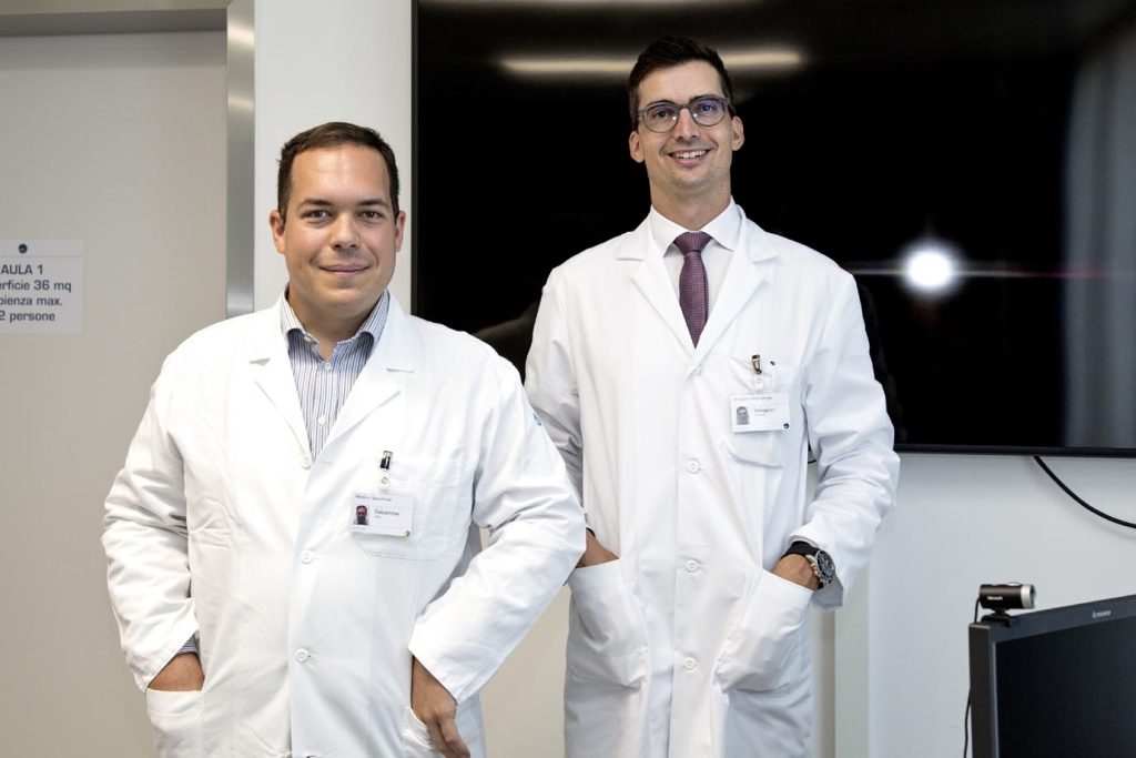 Il primario di oftalmologia dell’ORL, dottor Moreno Menghini (a dx), e l’oftalmologo Alex Casanova, capoclinica di oftalmologia ORL, a sinistra (Stefano Spinelli)