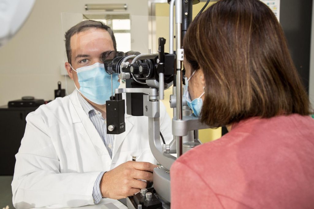 L’oftalmologo Alex Casanova, capoclinica di oftalmologia ORL durante una visita (Stefano Spinelli)