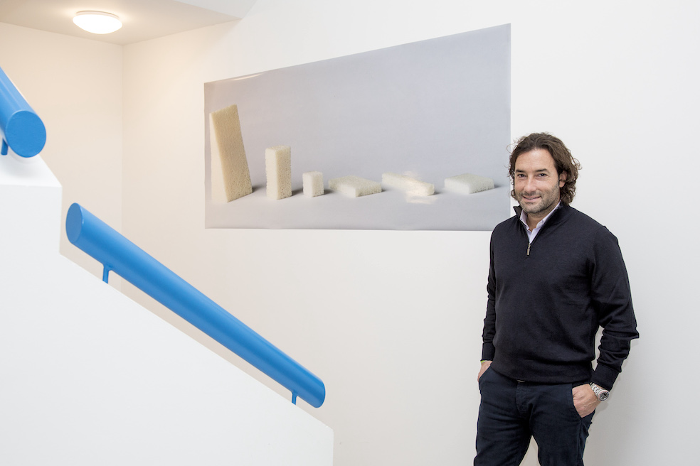 L’ingegnere chimico Gianni Pertici; alle spalle, foto dei materiali prodotti per la ricostruzione ossea (Stefano Spinelli)