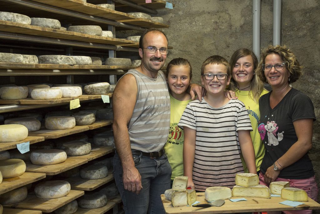 La cantina dei formaggi e una famiglia orgogliosa (Stefano Spinelli)