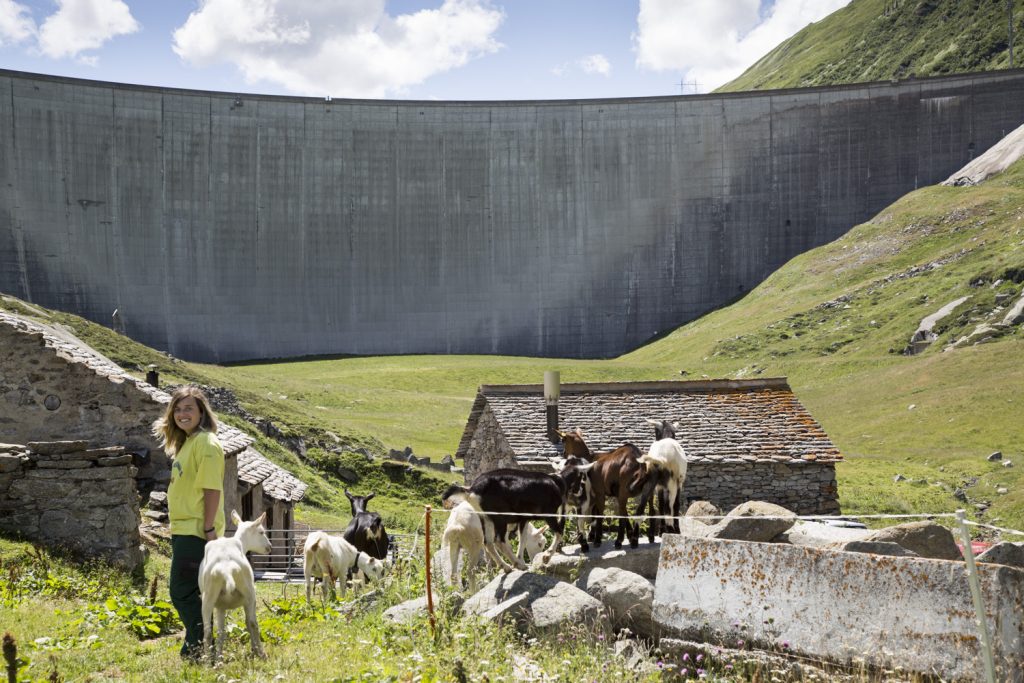 Si va verso la diga del Lucomagno, posta a sud dell'Alpe Stgegia (Stefano Spinelli)
