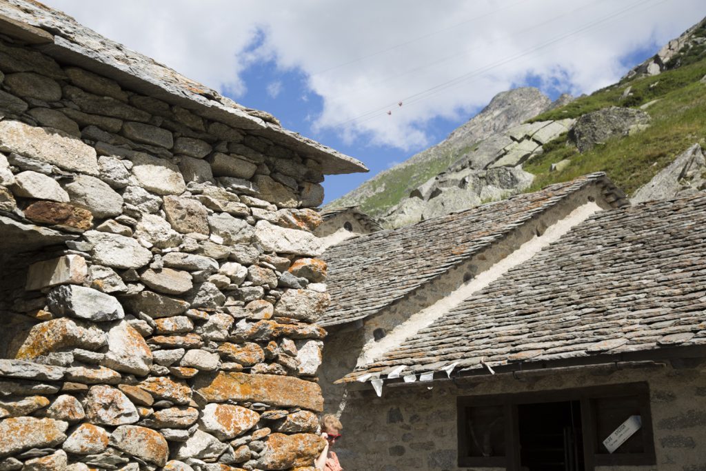Edifici e montagne: stessa roccia, stesse linee (Stefano Spinelli)
