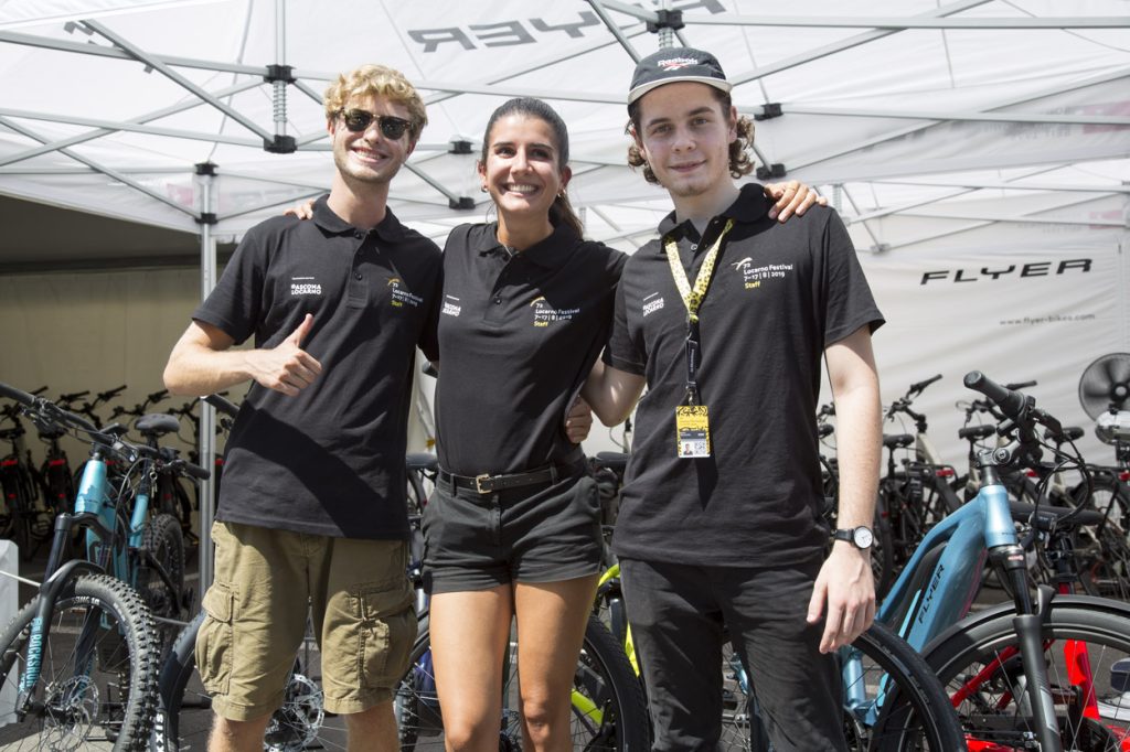 Tre giovani al servizio prestito biciclette (Stefano Spinelli)