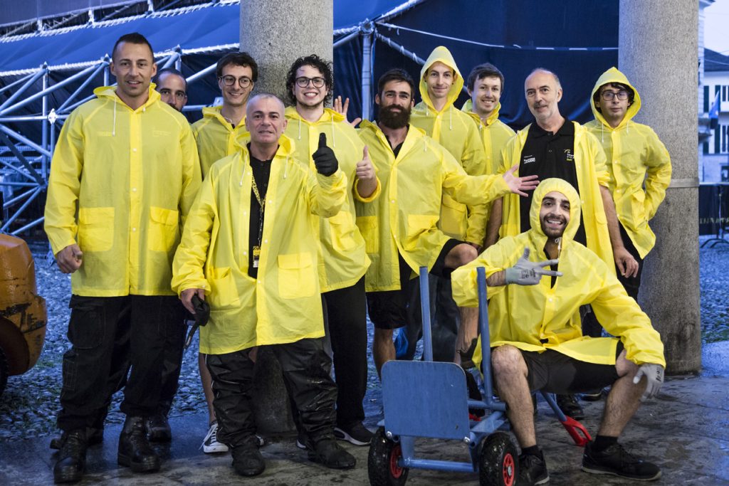 Il loro compito: sistemare le migliaia di sedie sulla Piazza Grande (Stefano Spinelli)