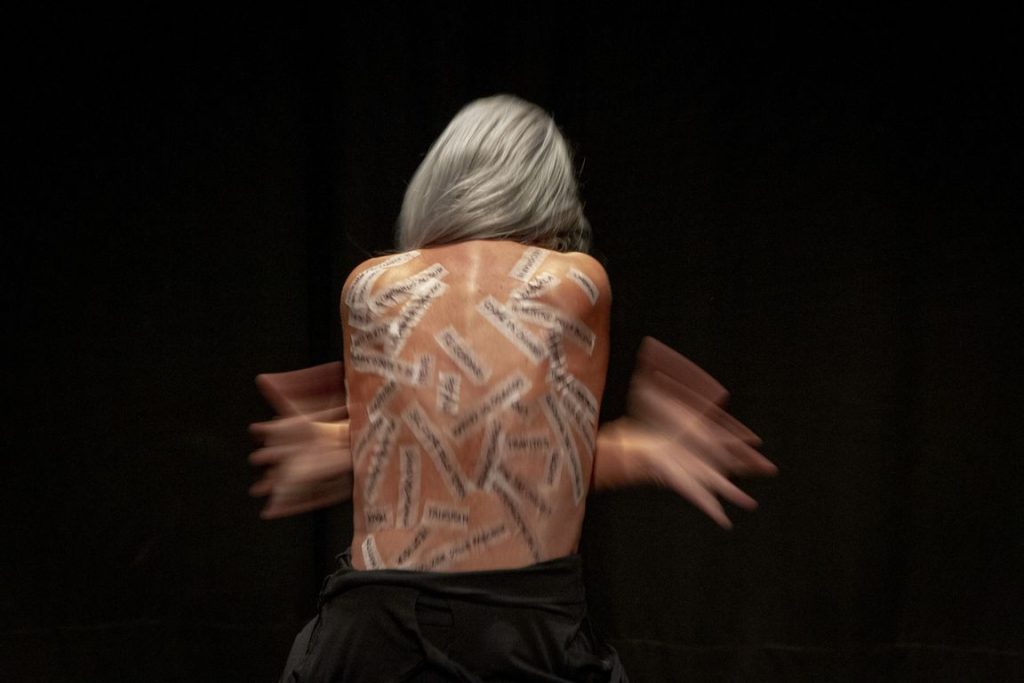 Due momenti dello spettacolo <i>re-cordari</i> di Cristina Castrillo