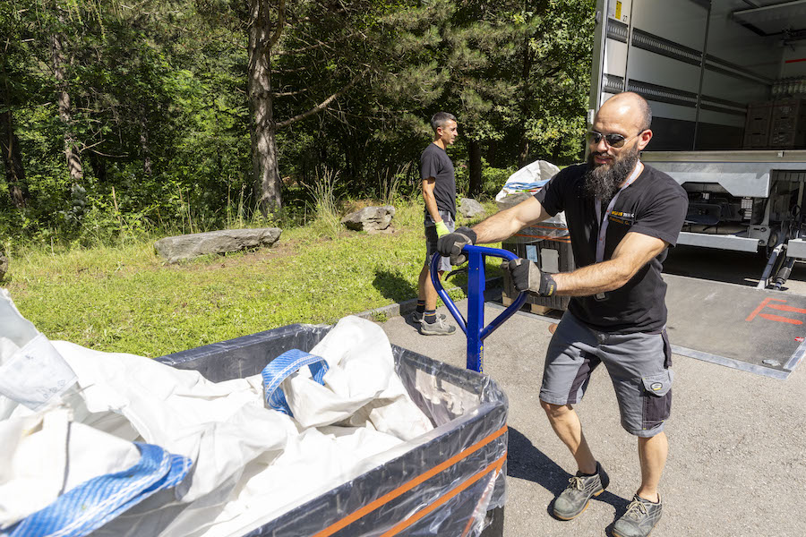 A Lodano si caricano le palette alla Protezione civile. (fotoemme)