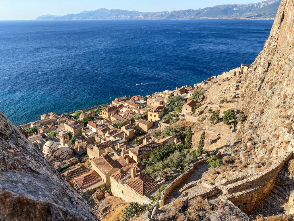 Vista della Città bassa di Monemvasia dall’alto, con l’antico percorso fortificato detto voltes