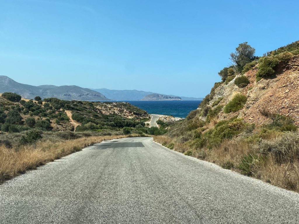 Arrivando da Neapolis, la sagoma della «roccia» si staglia all’orizzonte