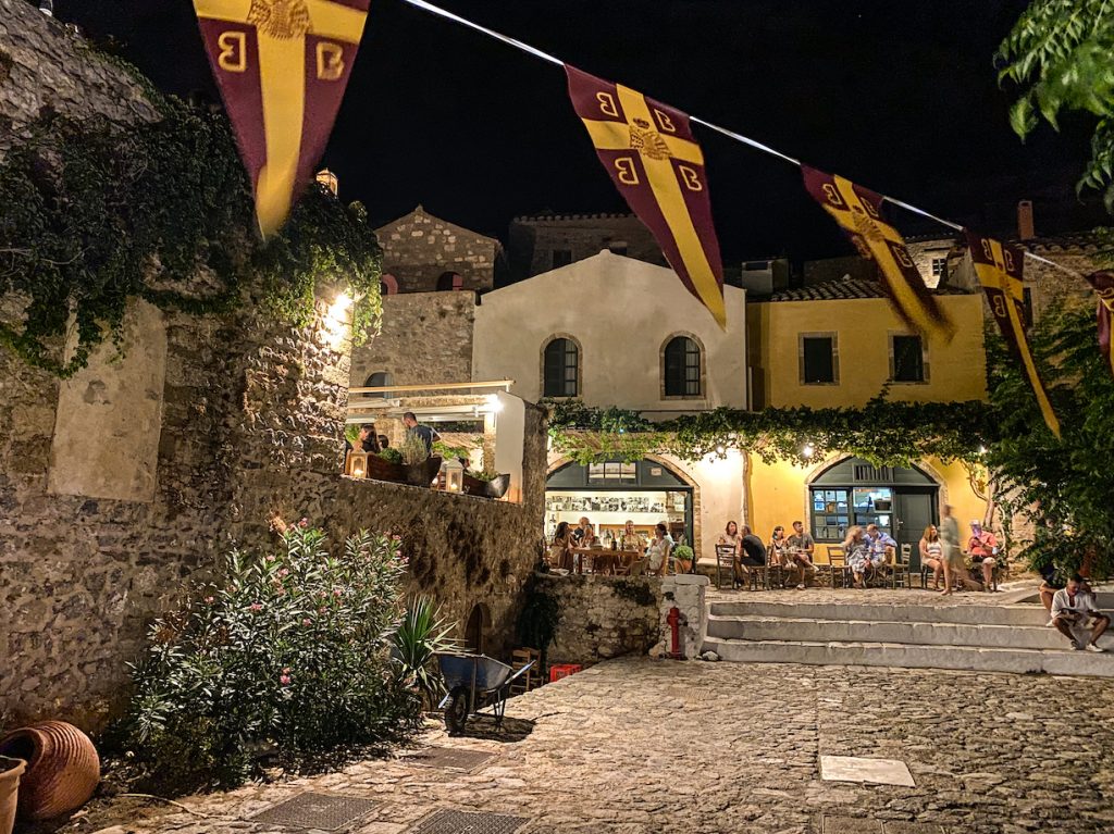 Piazzetta della chiesa di Elkomenos in notturna