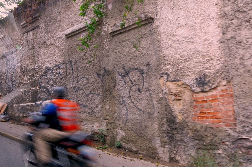Motoquero, motociclista armato, Caracas centro