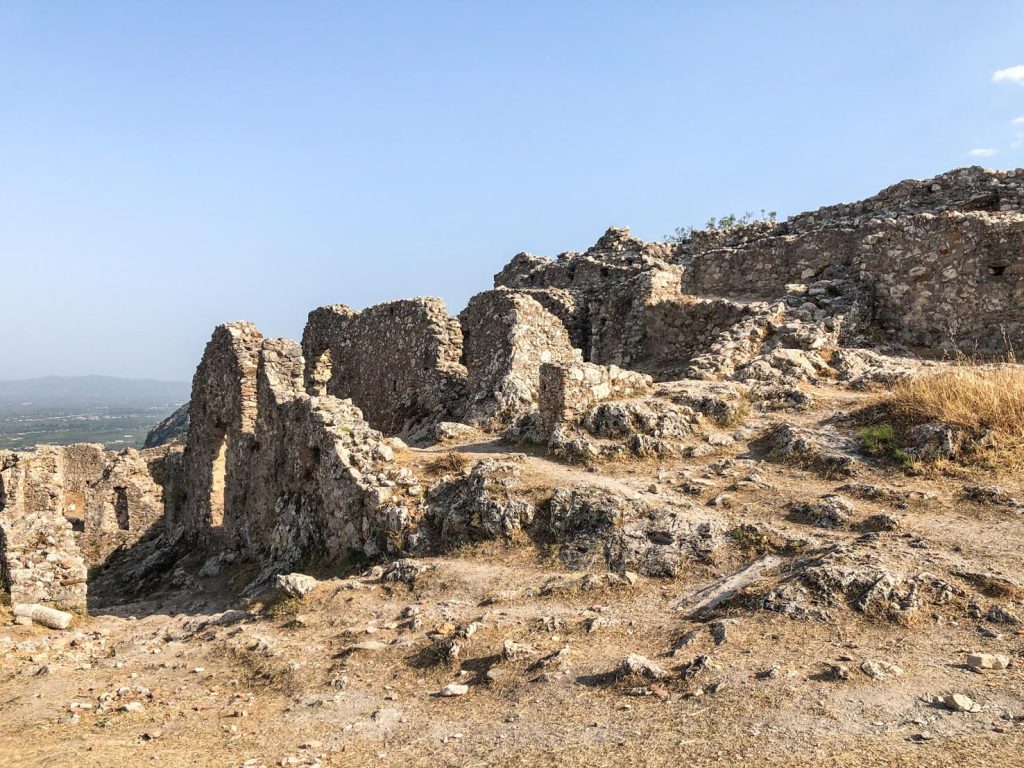 Le mura esterne del Castello di Villehardouin