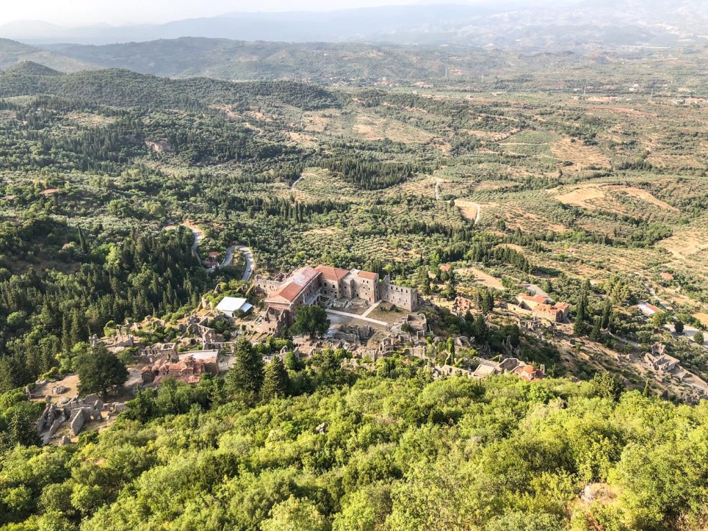 Vista sulla città bassa dall’acropoli. Si vedono la cattedrale di Agios Dimitrios e il Palazzo del Despota