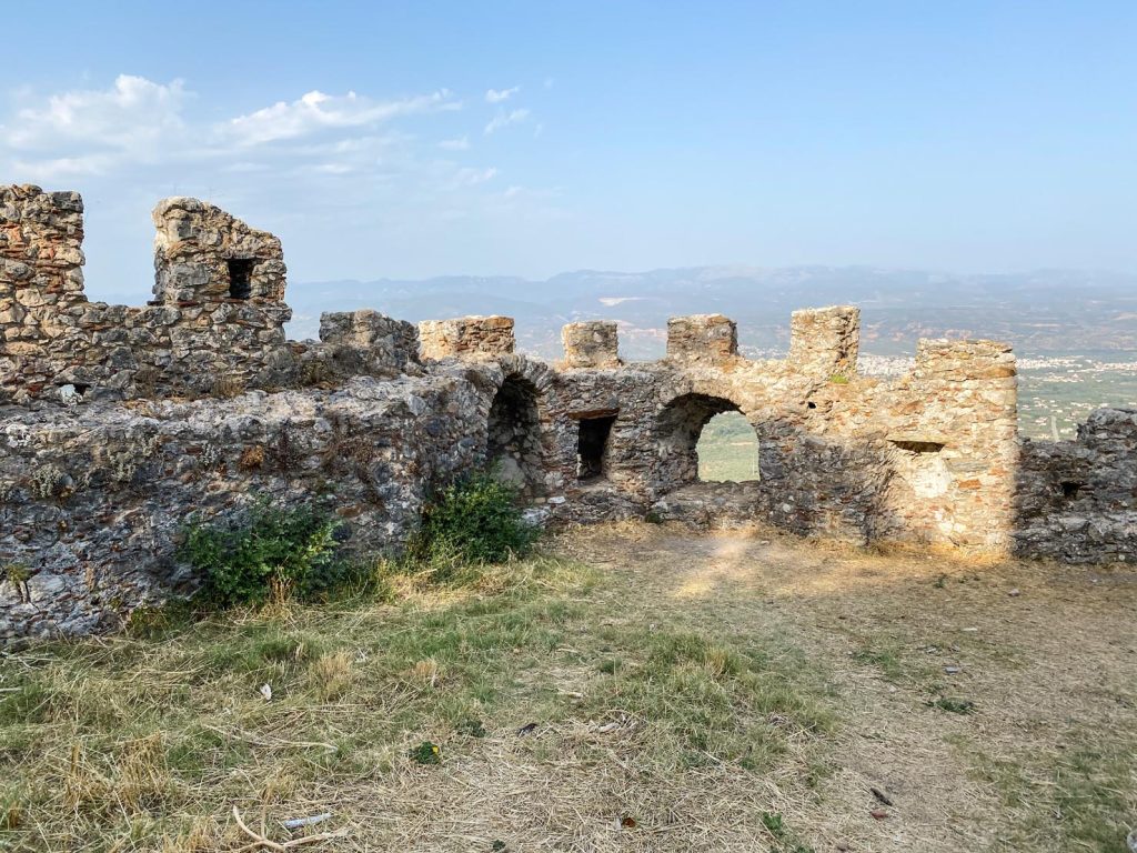 Le mura esterne del Castello di Villehardouin