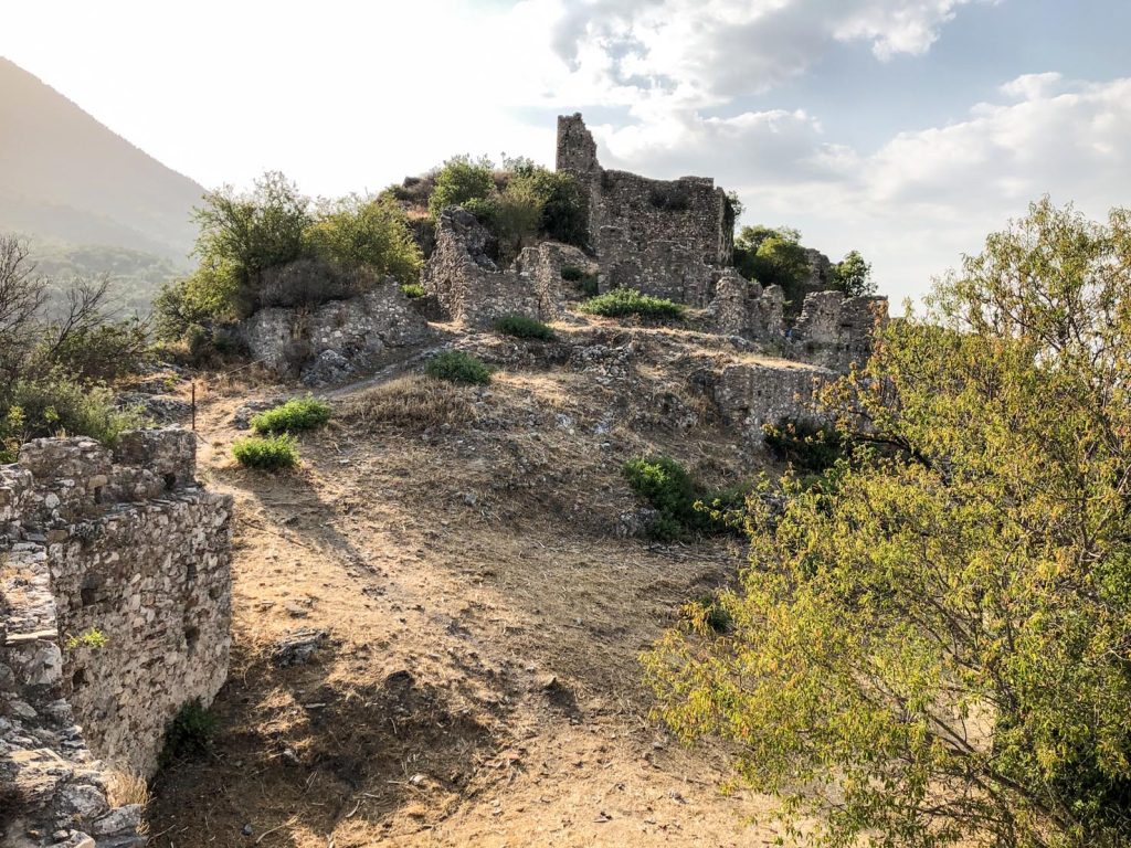 Le mura esterne del Castello di Villehardouin
