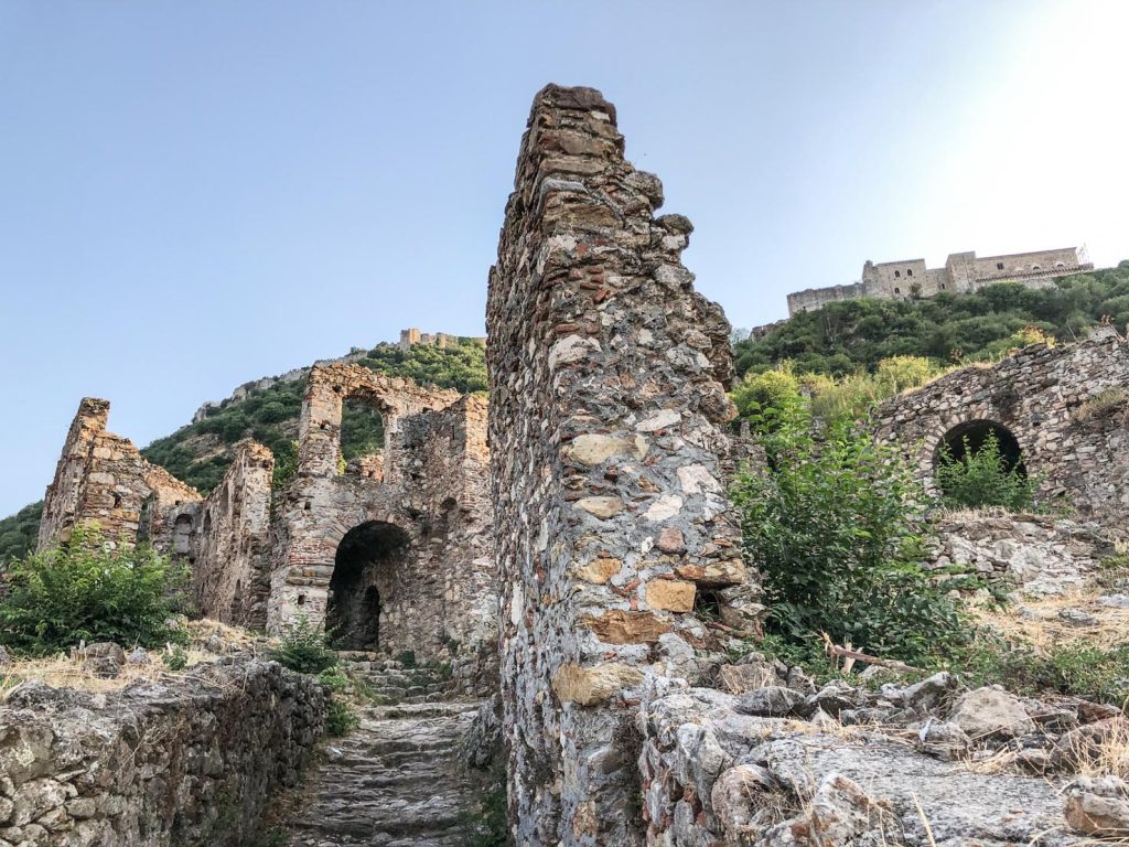 Mistra bassa: mura e kalderimi, in alto si vede il Palazzo del Despota