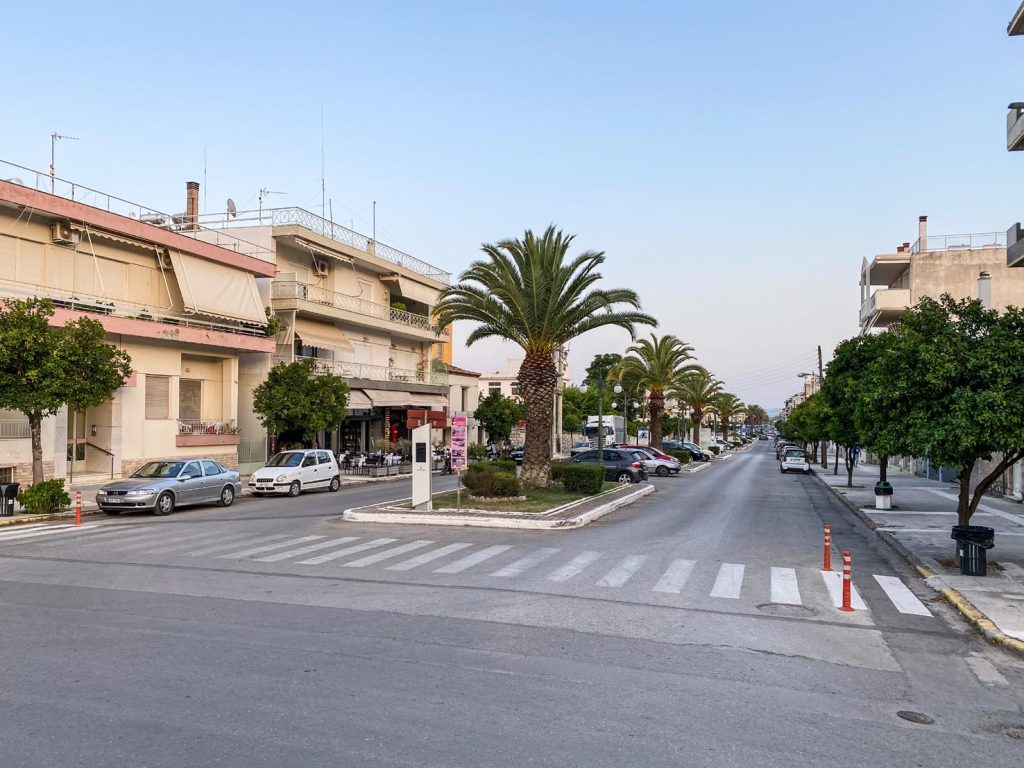 Le vie di Sparta, con un’aiuola a separare i sensi di marcia