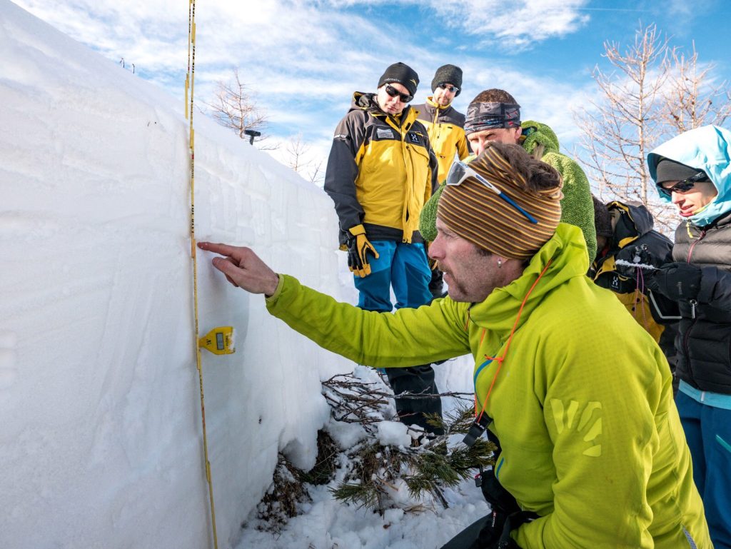A destra, Filippo Genucchi esegue un profilo stratigrafico che sarà poi inviato all’Istituto SLF di Davos (Mara Maestrani)