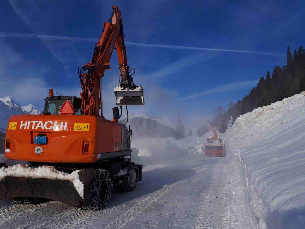 Bagger e fresa al lavoro sotto il canalone S.13 (Mara Maestrani)