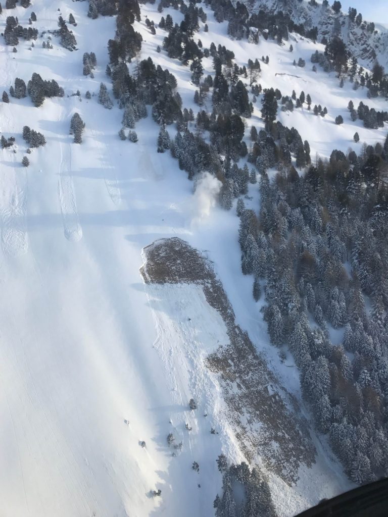 Uno stacco artificiale nel canalone S.13 (si nota il fumo dell'esplosione) (Filippo Genucchi)