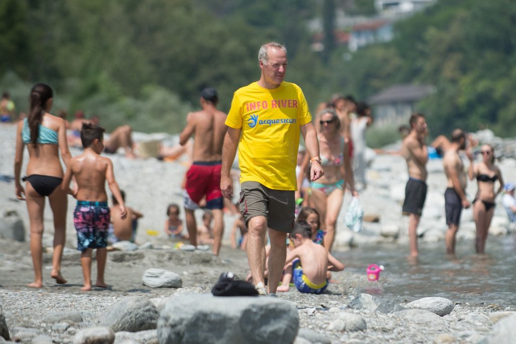 Boris Donda sorveglia le acque lungo il fiume Maggia (Ti-Press)