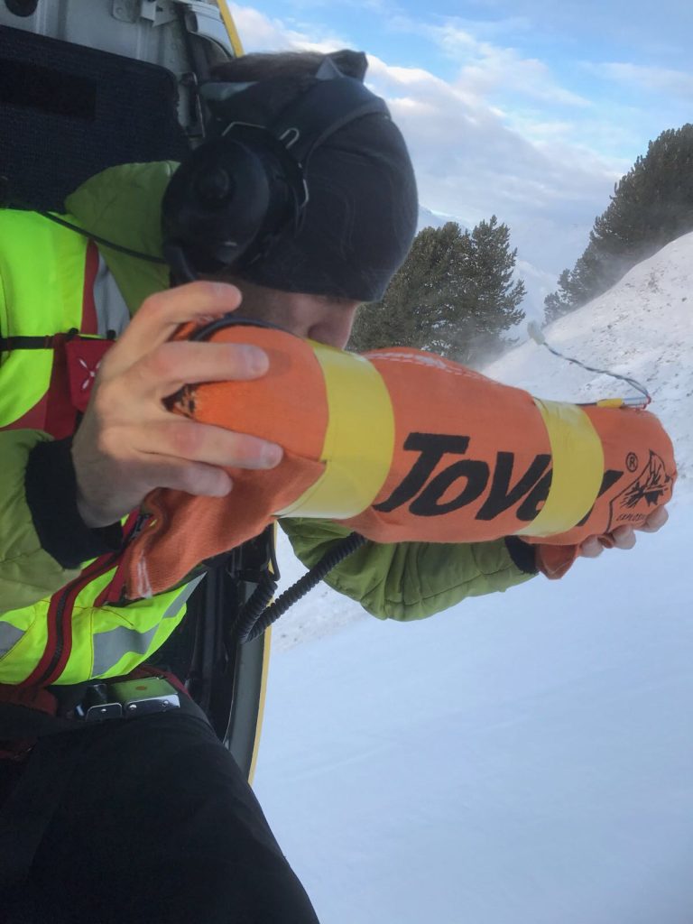 Filippo Genucchi mentre, dall’elicottero, lancia l’esplosivo nel punto mirato (Mara Maestrani)