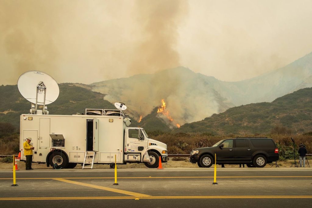 Giornalisti tv seguono in diretta l’evolversi dell’incendio fra Malibu e Santa Barbara (Sara Pellicoro)
