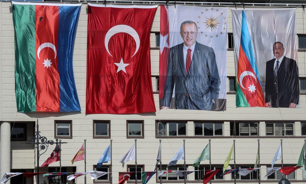 Le bandiere dell’Azerbaigian e della Turchia con i ritratti dei rispettivi presidenti (AFP)