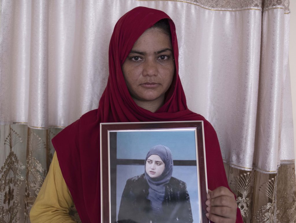 2. Fatima Zaara Hilal mostra la foto della sorella Malala Maiwand (Romenzi)