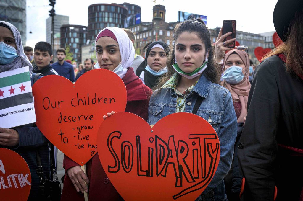 Proteste a Copenaghen contro la revoca dei permessi ai migranti siriani (AFP)