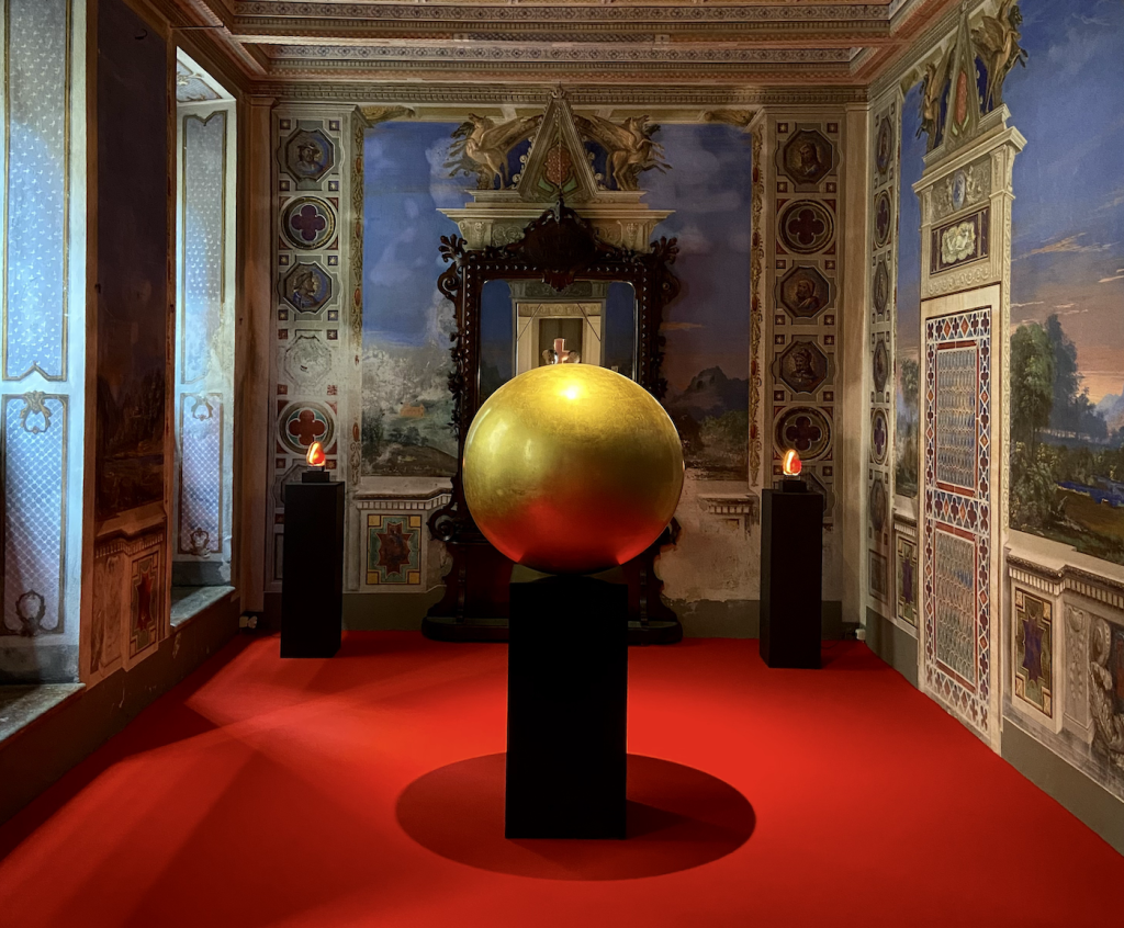 La storia delle sorelle diverse, la grande sfera aurea che la Manon dedica a tutte le donne che hanno stimolato la sua immaginazione. (Foto: Sacha Nachinovic)