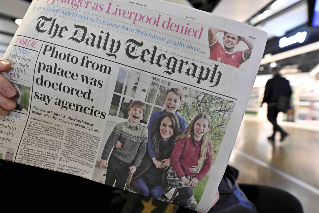 La foto «incriminata» di Kate Middleton e figli su «The Daily Telegraph» (Keystone)
