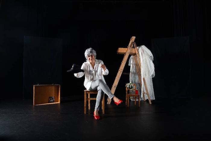 L’artista Stefania Mariani durante lo spettacolo Straordinaria tu! in scena al Teatro del Gatto di Ascona