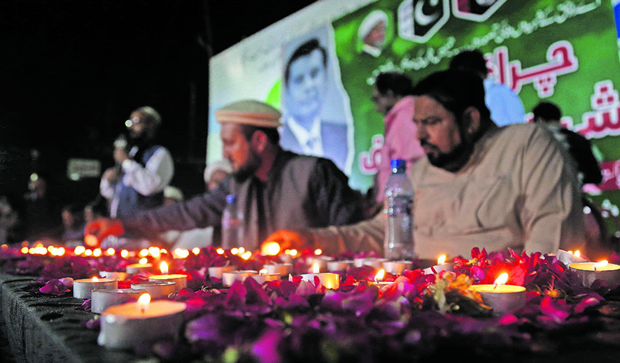 Veglia a Karachi in onore del giornalista pakistano Arshad Sharif ucciso in Kenya (Keystone)