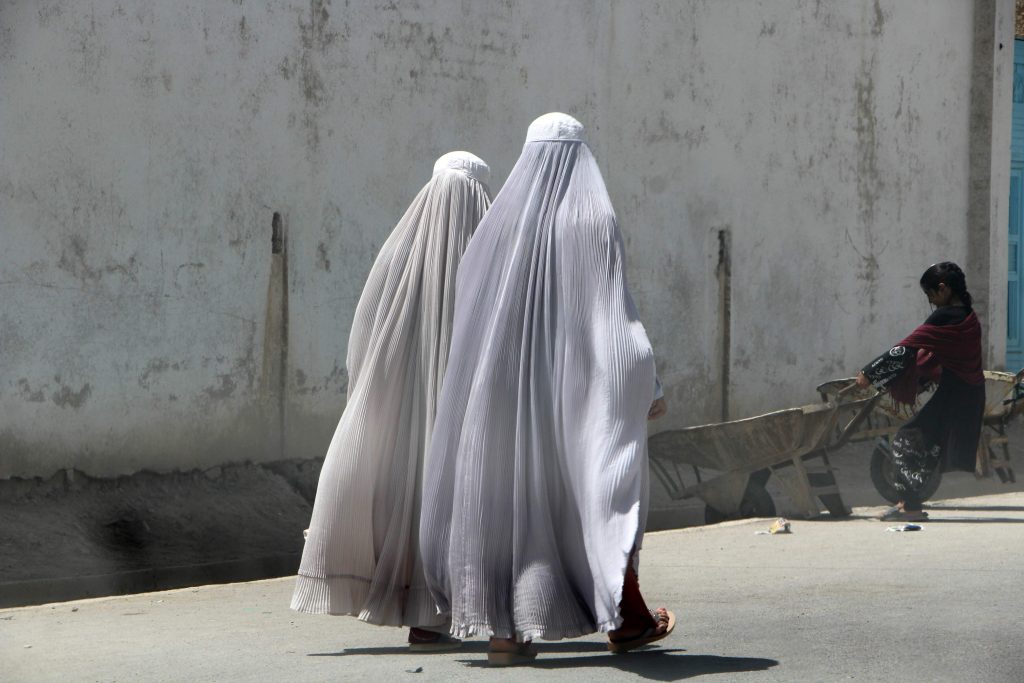 La condizione femminile continua a peggiorare non solo in Afghanistan, ma anche nel vicino Pakistan. A lato: donne in burka a Kandahar. (Keystone)