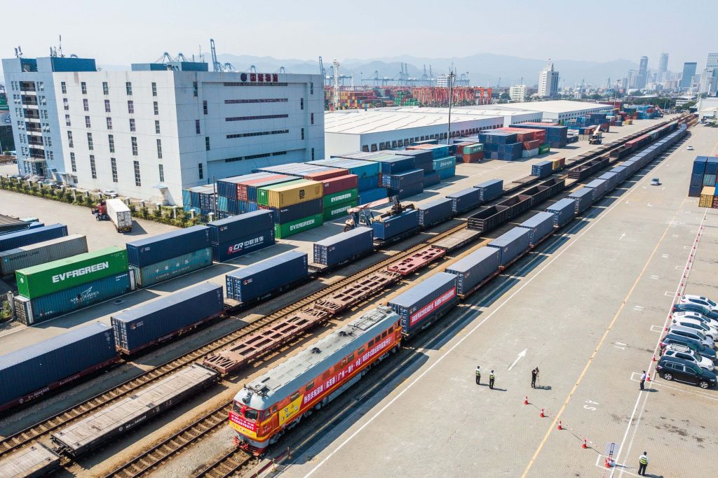 Un treno merci in partenza da Shenzhen, nella Cina sud-orientale, e diretto in Asia centrale (Shutterstock)
