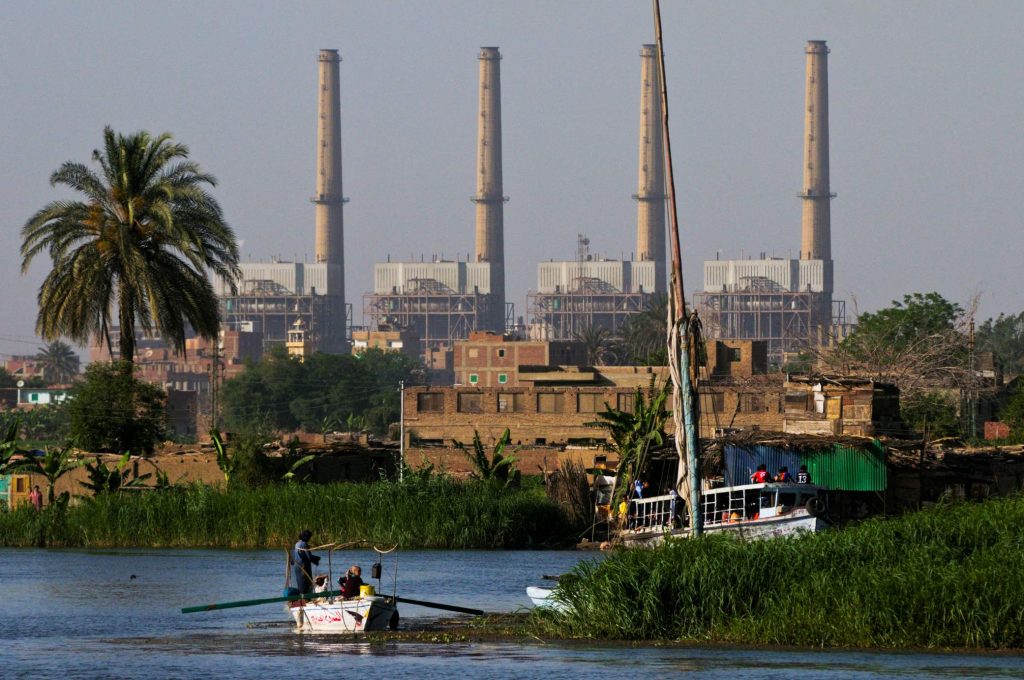 Herwan, acciaieria a sud del Cairo, vicino a Saqqara: è uno dei luoghi più inquinati d’Egitto e danneggia anche il Delta che inizia non lontano da qui