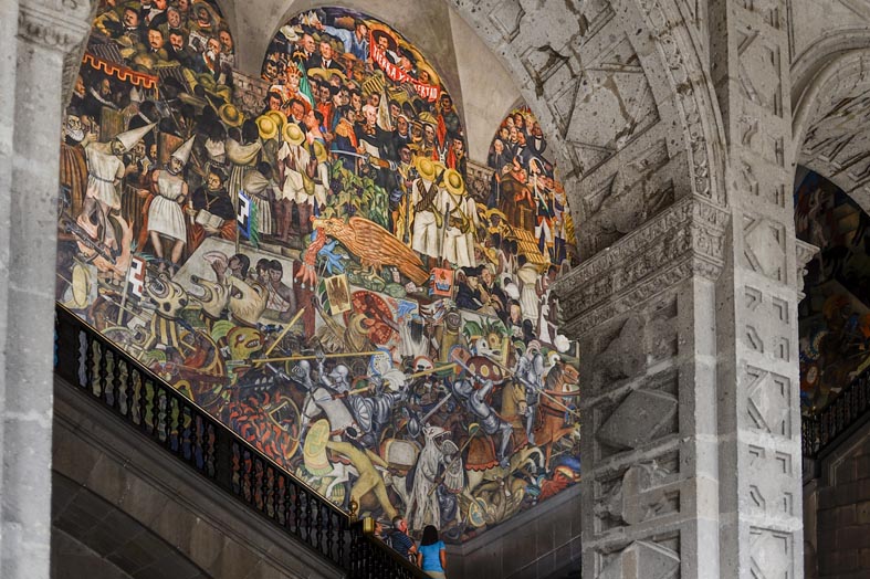 Il Palazzo Nazionale. Diego Rivera ha decorato la scalinata e le gallerie del primo piano con scene della storia messicana