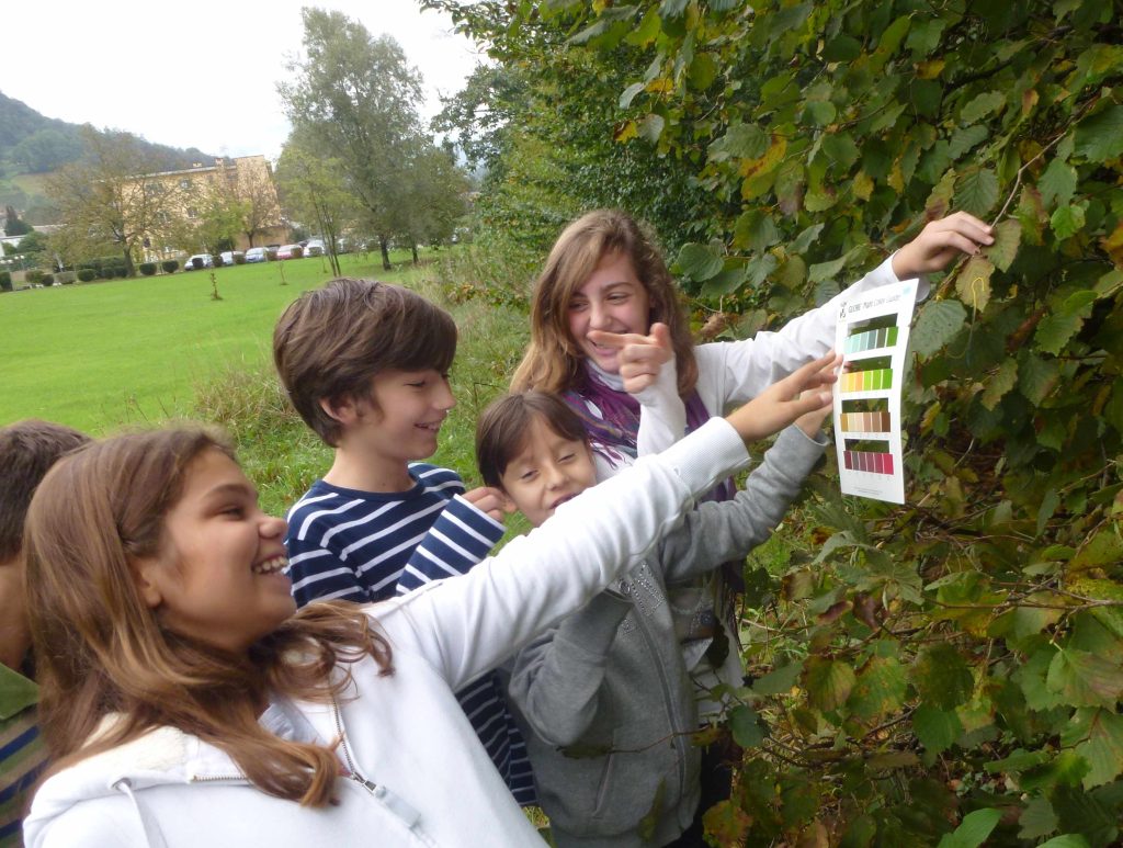 Ragazzi impegnati in osservazioni scientifiche e ambientali per il programma internazionale GLOBE (M. Martucci)