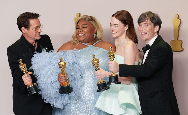 Da sin.: Robert Downey Jr. Migliore attore non protagonista, Da'Vine Joy Randolph Migliore attrice non protagonista, Emma Stone Migliore attrice, e Cillian Murphy Migliore attore alla 96esima notte degli Oscar. (Keystone)
