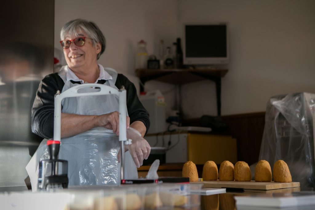 Marialuce Valtulini è una delle ambasciatrici di prodotti ticinesi, la sua specialità è lo zincarlin (Luca Crivelli)