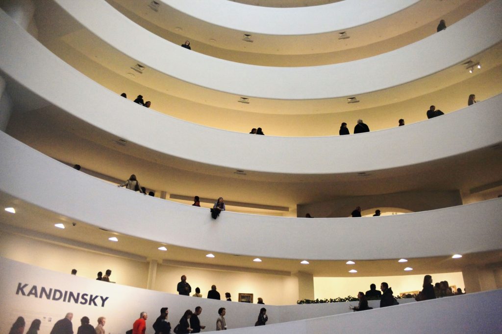 Un esempio illustre: il Guggenheim Museum di New York in cui la rampa è sia percorso espositivo sia collegamento tra i vari livelli (Shutterstock)