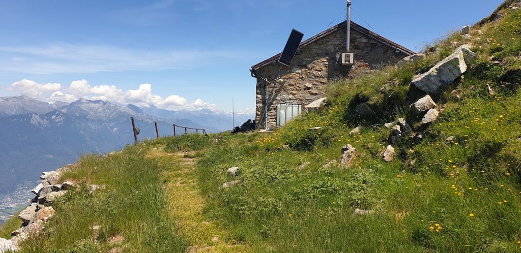 La Capanna Gambarögn è l’edificio di una vecchia caserma costruita in una posizione magnifica