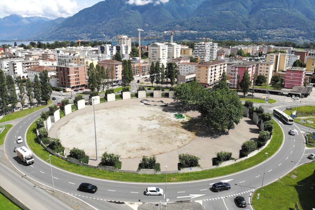 Il Dipartimento del territorio gestisce la parte stradale e delega alla Città la gestione dello spazio urbano all’interno della rotonda (Ti-Press)