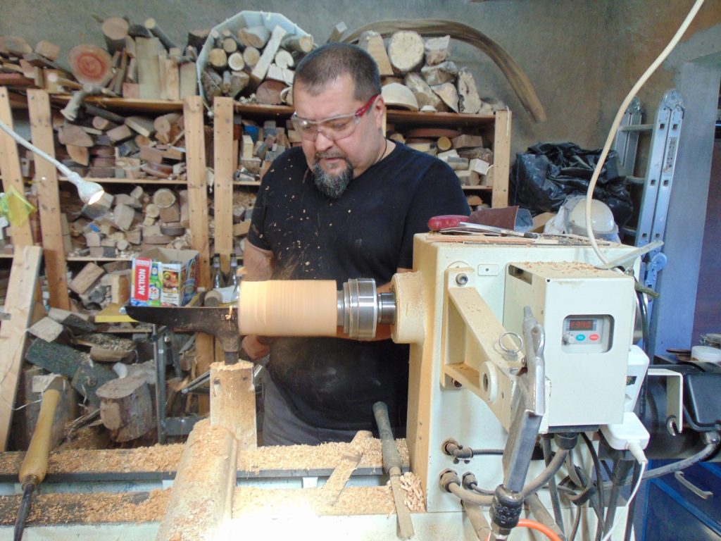 Roberto Barboni nell’atelier al piano terra del museo del legno di Cavigliano (N. Mazzi)