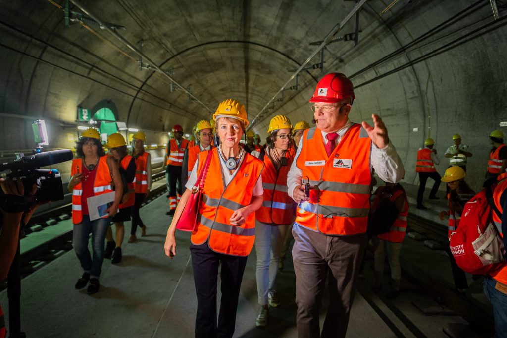 Dieter Schwank con la Consigliera federale  Simonetta Sommaruga durante la visita della nuova galleria del Ceneri (Ti-Press)