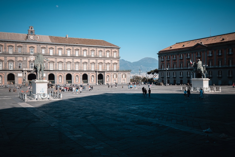 Piazza del Plebiscito, facciata di Palazzo Reale e sulla destra scorcio del Vesuvio (Federico Quagliuolo)