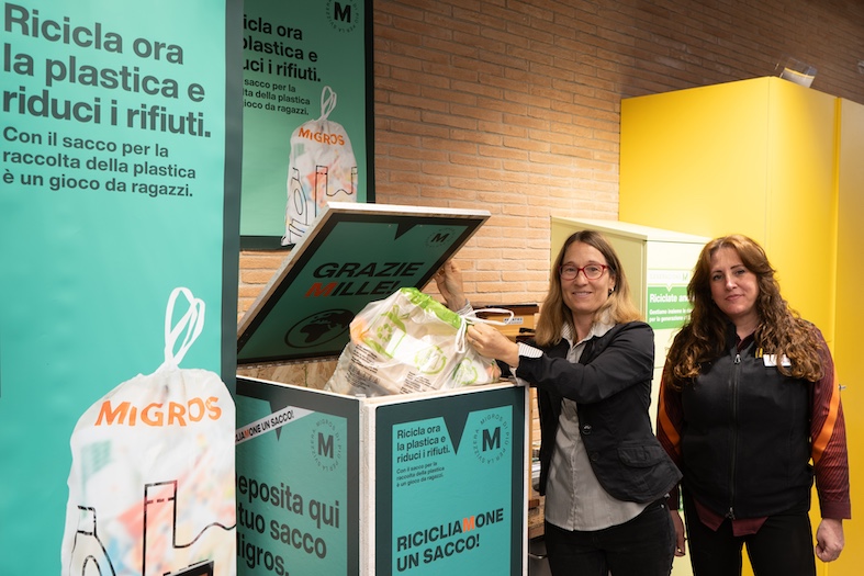 G. Ghidoni, Capo Dicastero Protezione ambiente del Comune di Val Mara, e F. Dos Santos Ramos, venditrice presso la Migros di Melano (V. Cammarata)