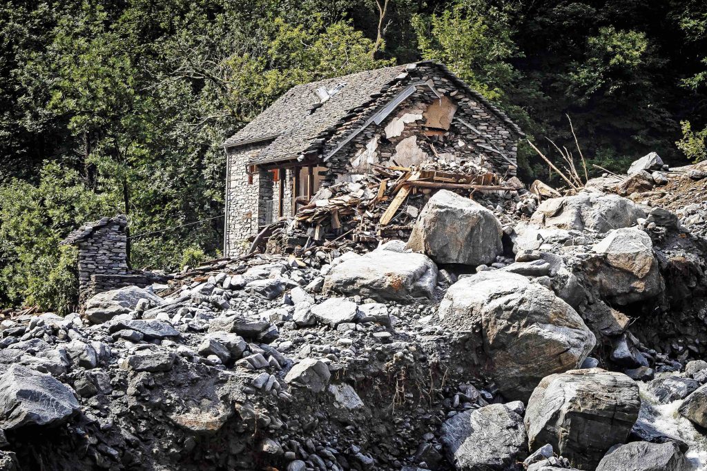 Impressionante lo scenario presentatosi dopo gli eventi climatici estremi dei giorni scorsi a Fontana (nella foto), in Val Bavona. (Keystone)