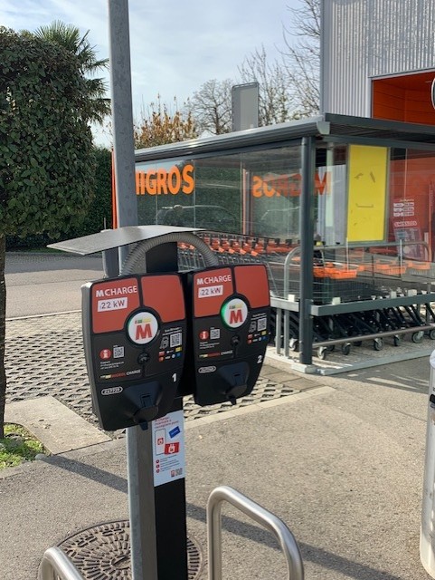 Le colonnine di ricarica di Migros Campagnadorna (Zanini)
