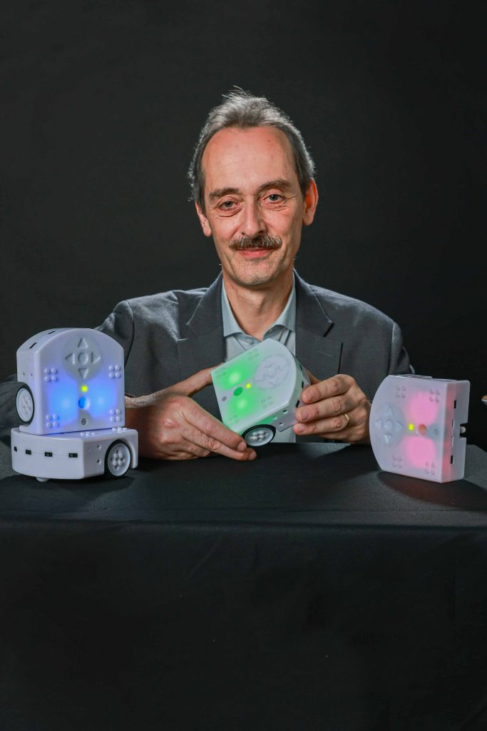 Francesco Mondada con Thymio (Alain Herzog)